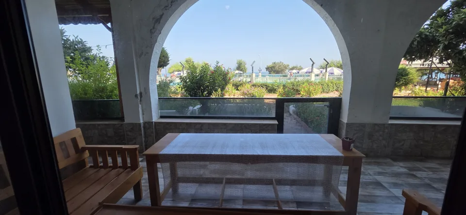 MERSİN TATİL SİTESİNDE SAHİLE SIFIR 4+1 EŞYALI SATILIK YAZLIK